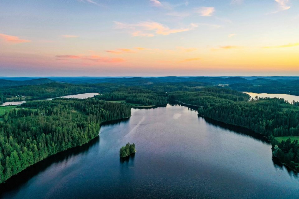 De zon zakt onder de meren en naaldwouden van Orivesi, in de provincie West-Finland. De perfecte plek om even te onthaasten. Foto: Getty Images