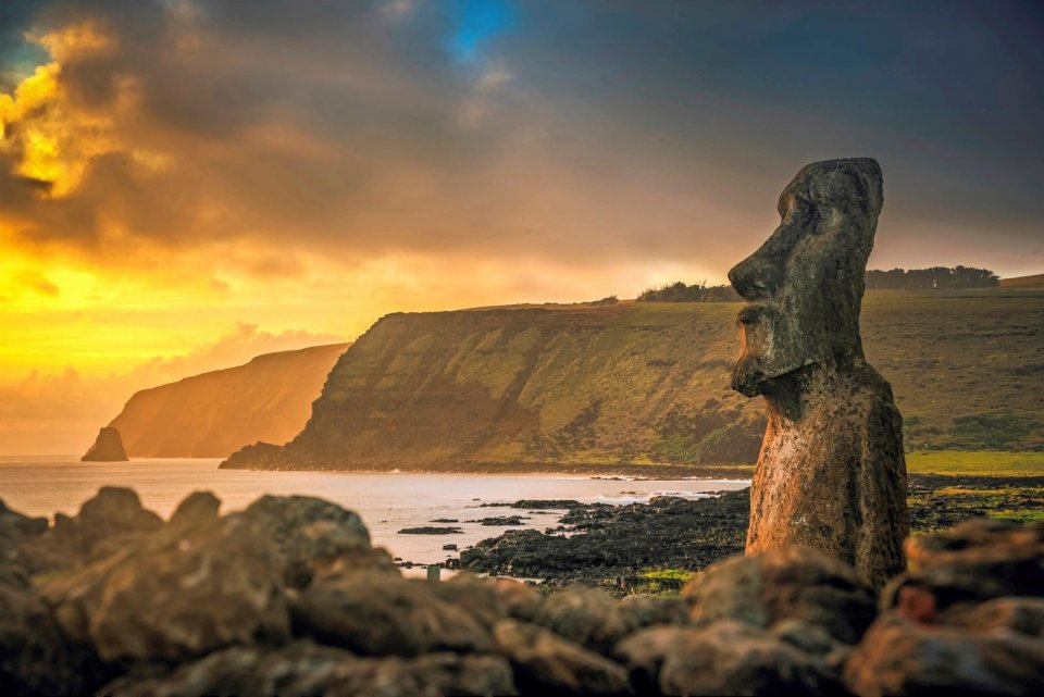 Moai-beelden, de grote stenen standbeelden in de vorm van hoofden op Paaseiland. Foto: Marc van Kessel