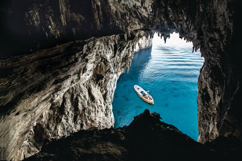 De Witte Grot op het eiland Capri is alleen bereikbaar vanaf het water en via een smal, in de rotsen uitgehakt slingerpad dat naar de villa Casa Malaparte leidt. Foto: Malou van Breevoort