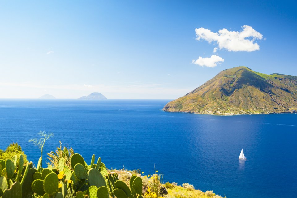 Uitzicht op de Eolische eilanden vanaf Lipari, Italië. Foto: Getty Images