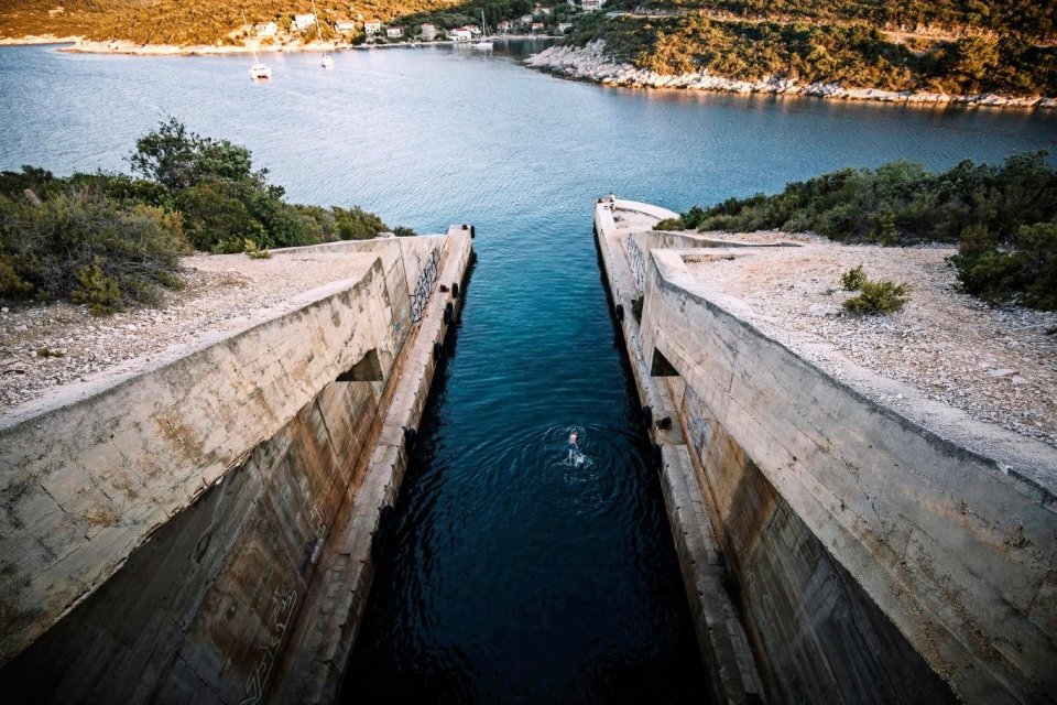 Duikbootbunker in Kroatië. Foto: Jelle Canipel