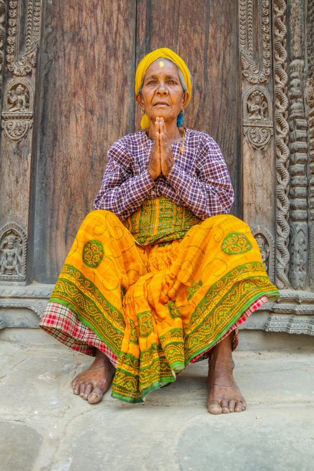 Een groetende Nepalese vrouw