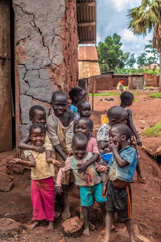 Kinderen van achterbuurt in Kampala