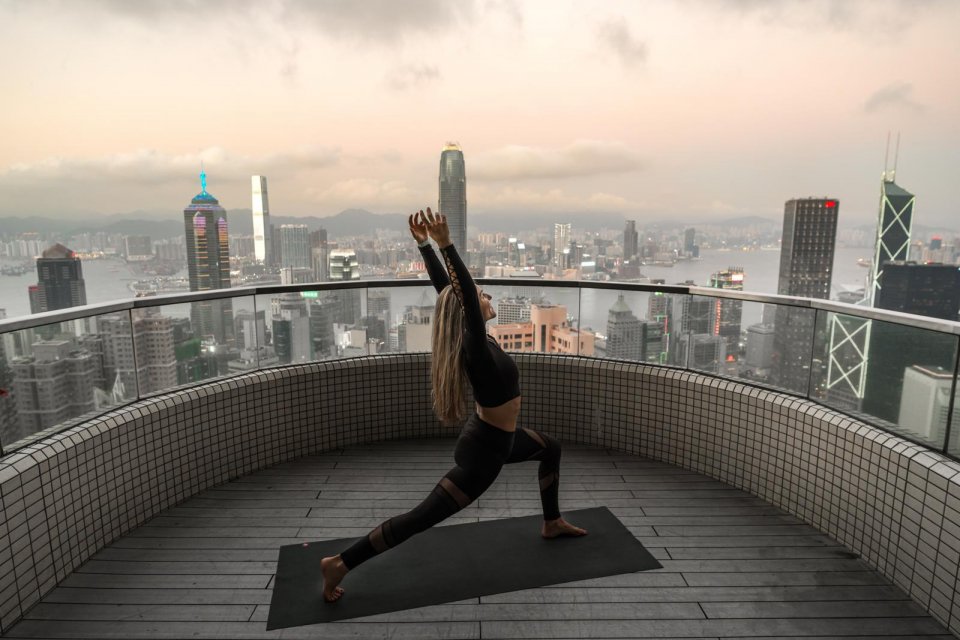 Yoga op rooftop in Hongkong. Foto: Tim Bilman