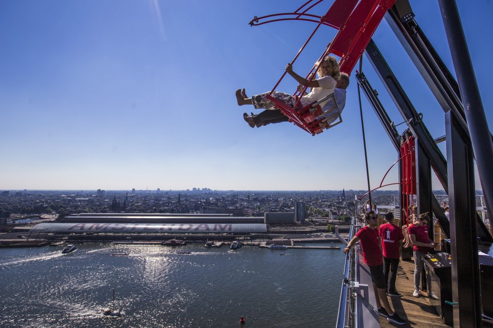 De Lookout Swing van de A'Dam Toren in Amsterdam is alleen voor dare devils. Foto: ANP
