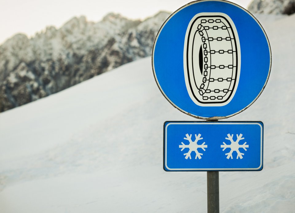 Als je dit bord ziet, is het gebruik van sneeuwkettingen verplicht. Foto: Getty Images