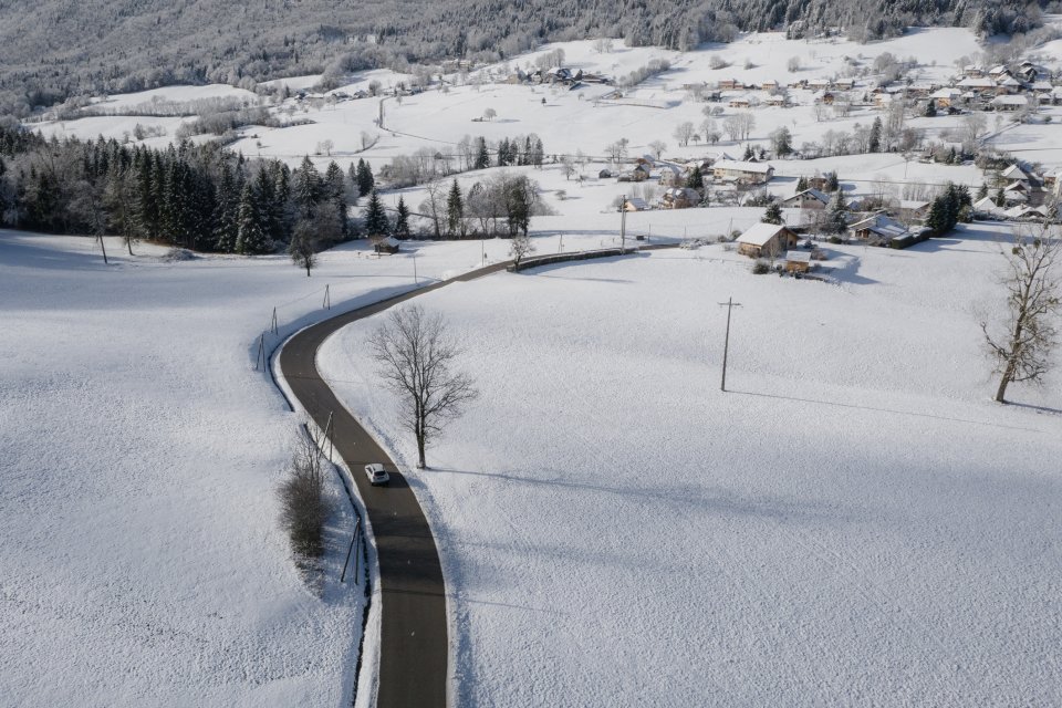 In de berggebieden in Frankrijk moet je van 1 november t/m 31 maart op winterbanden rijden. Foto: Getty Images