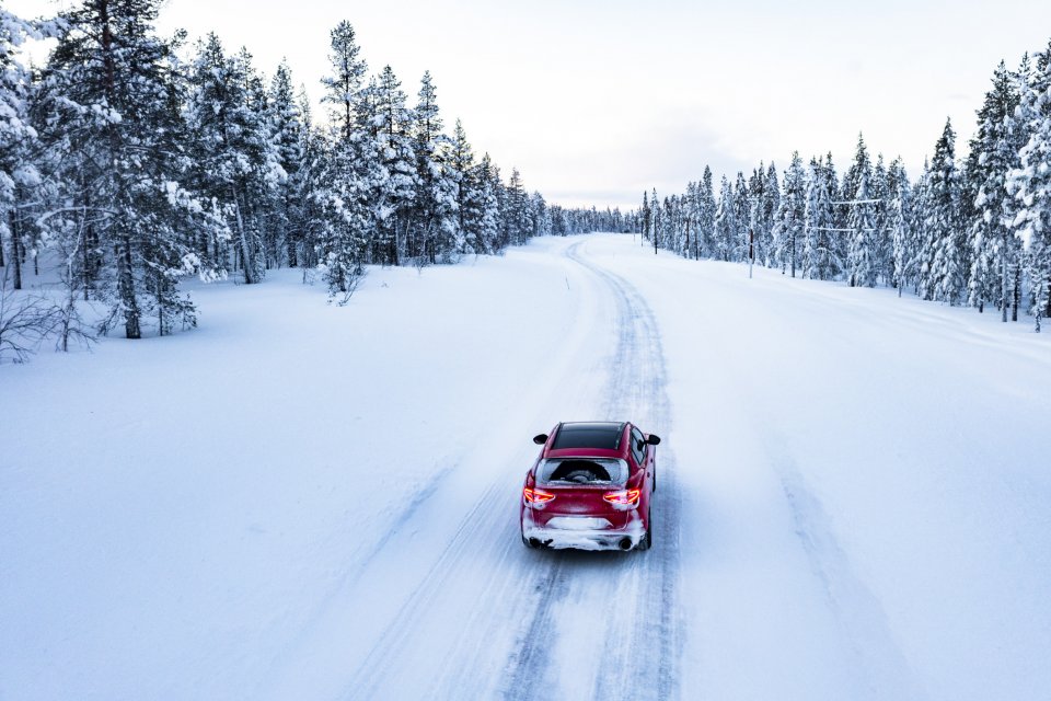 In de Scandinavische landen zijn weinig strenge eisen, maar winterbanden zijn eigenlijk wel een must. Foto: Getty Images