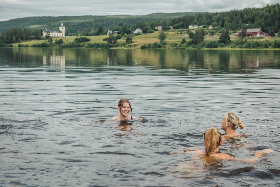 Zwem in een kraakhelder meertje in Zweden. Foto: Evelina Ytterbom