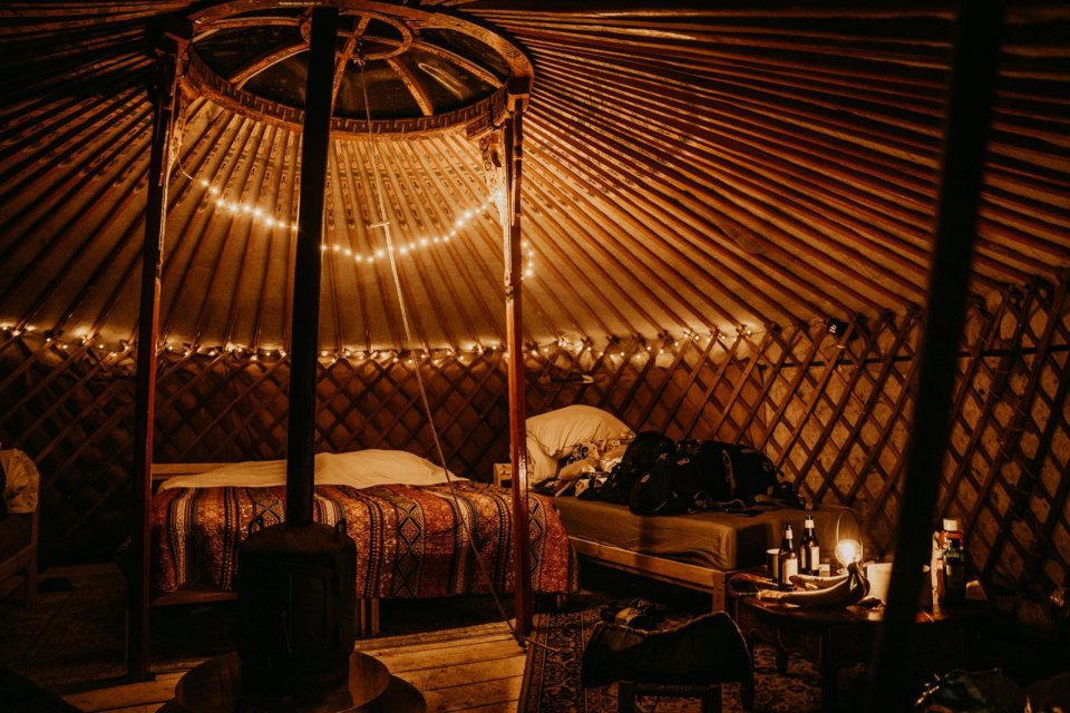 Slaap in traditionele yurts op camping Winterwoods. Foto Evy van Nispen