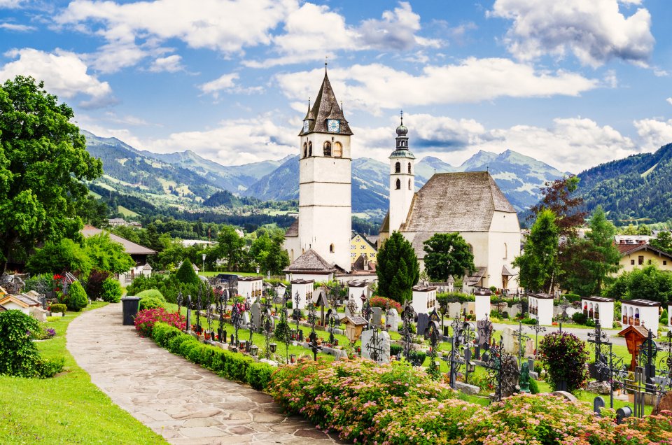 Het Oostenrijkse Kitzbühel is ook in de zomer de moeite van het bezoeken waard. Foto: Getty Images