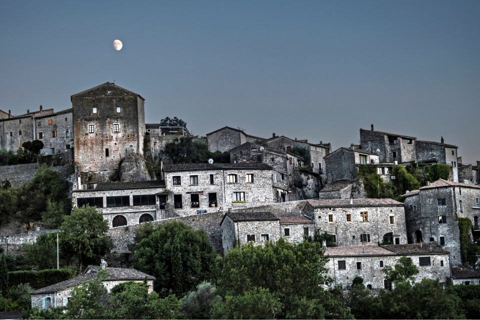 De grijze façades van Balazuc, gefotografeerd vanaf de overkant van de Ardècherivier. Foto: Simone Wittgen