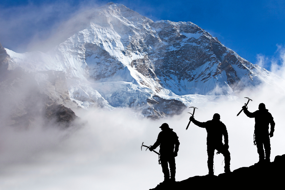 Hike door de bergen in Nepal's nationaal park Makalu Barun. Foto: GettyImages