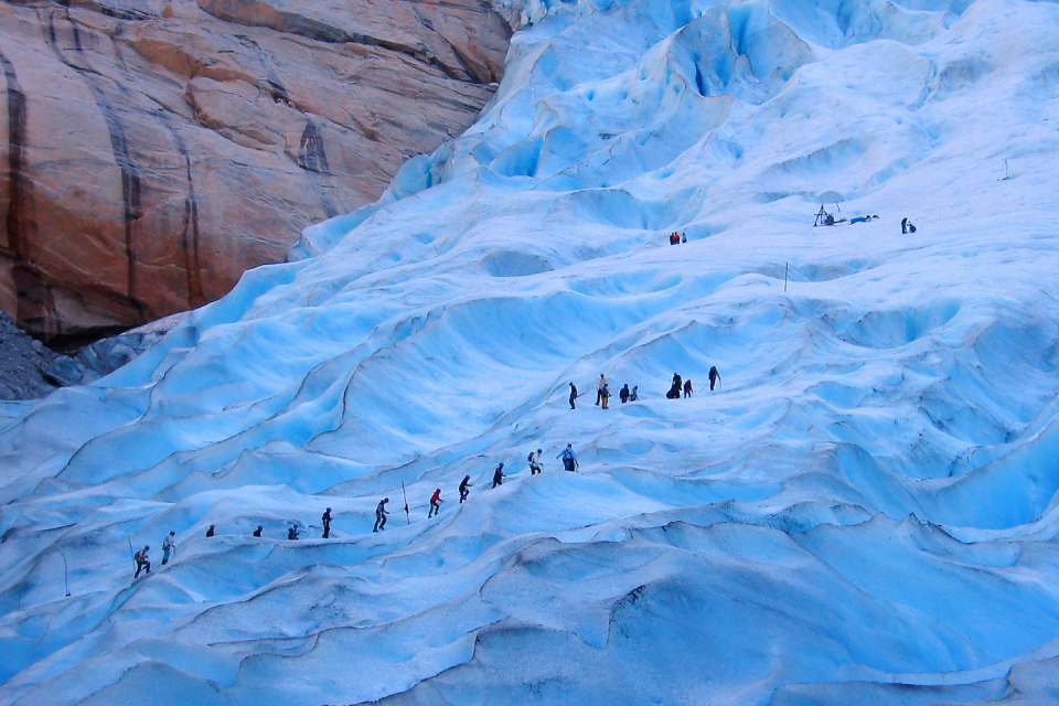 Hiken op de grootste gletsjes van het Europese vasteland, De Jostedalsbreen in Noorwegen. Foto: GettyImages