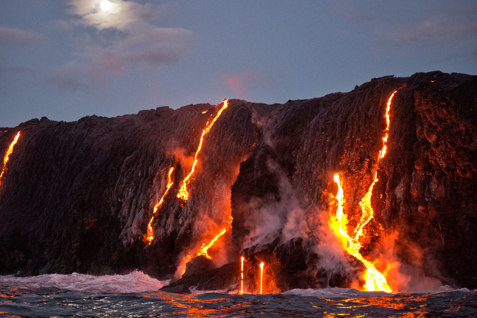 In Hawai’i Volcanoes National Park wordt nieuw land gecreëerd waar je bij staat. Foto: GettyImages