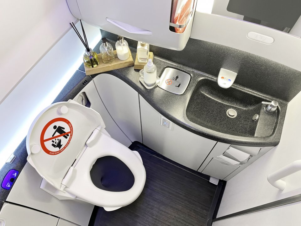 Het risico van je handen wassen in een vliegtuig