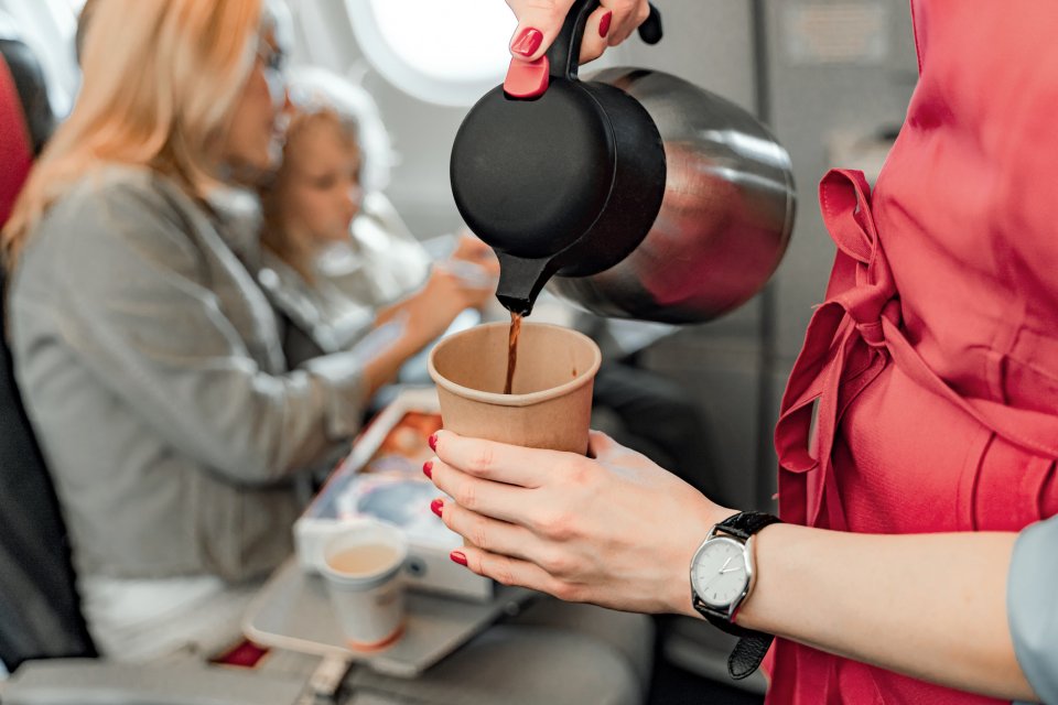 Is koffie drinken in het vliegtuig gevaarlijk?