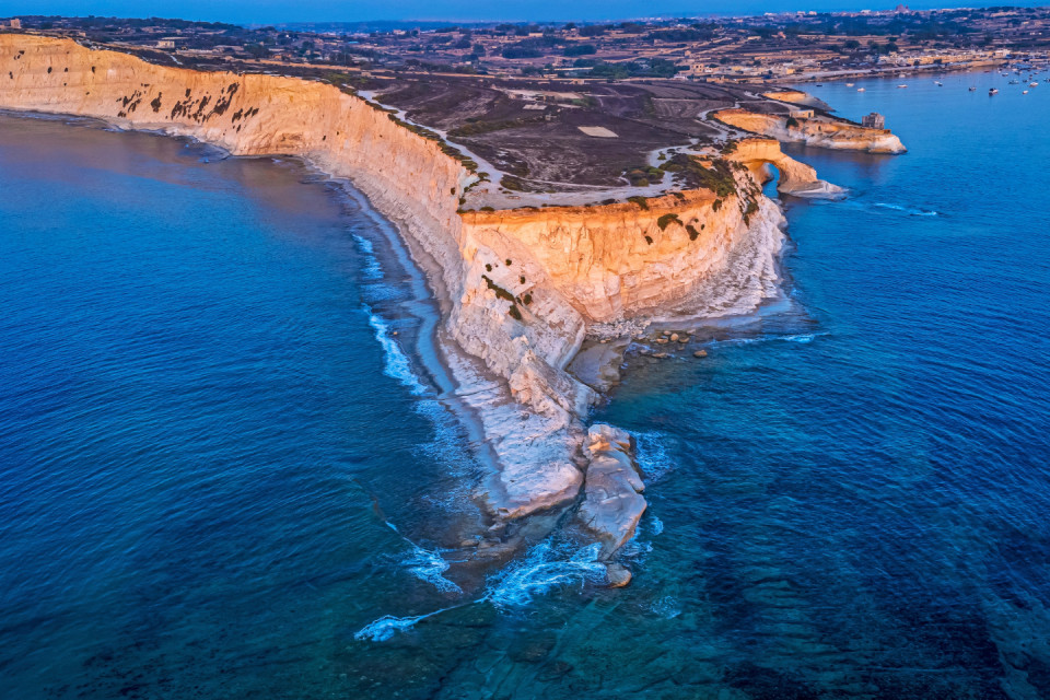 Volg de dramatische kust van Malta. Foto: Getty Images