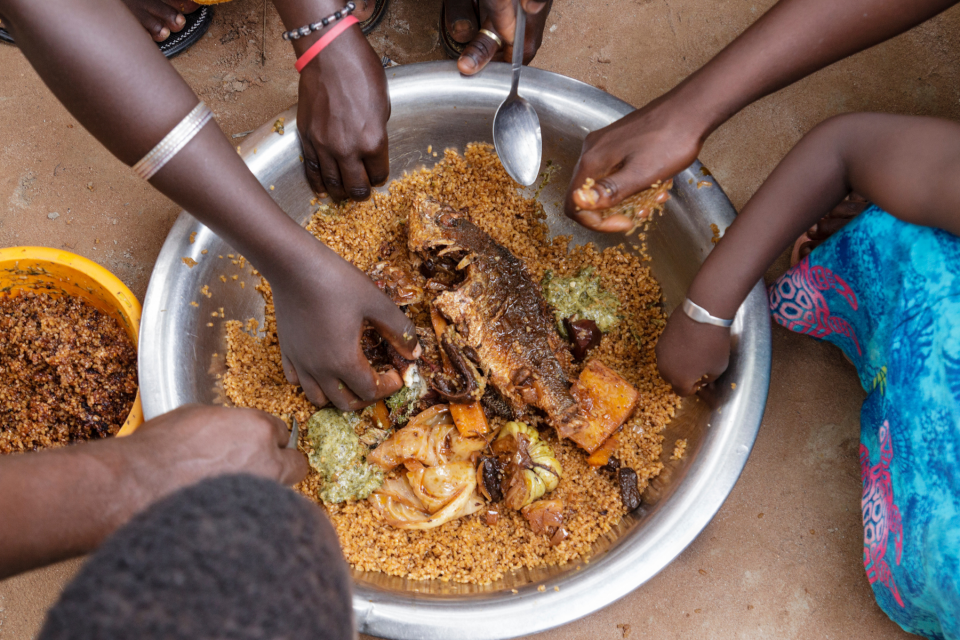 Etiquette-regels in Afrika: eet met je rechterhand. Foto: Getty Images