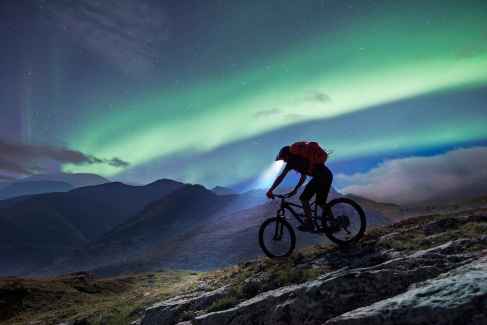 Noorwegen Noorderlicht mountainbiken. Foto: Getty Images