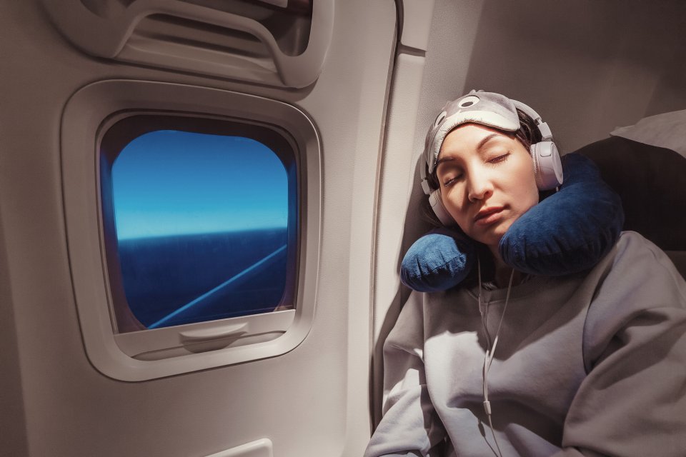 Zo overleef je een lange vlucht: trek comfortabele kleren aan. Foto: Getty Images