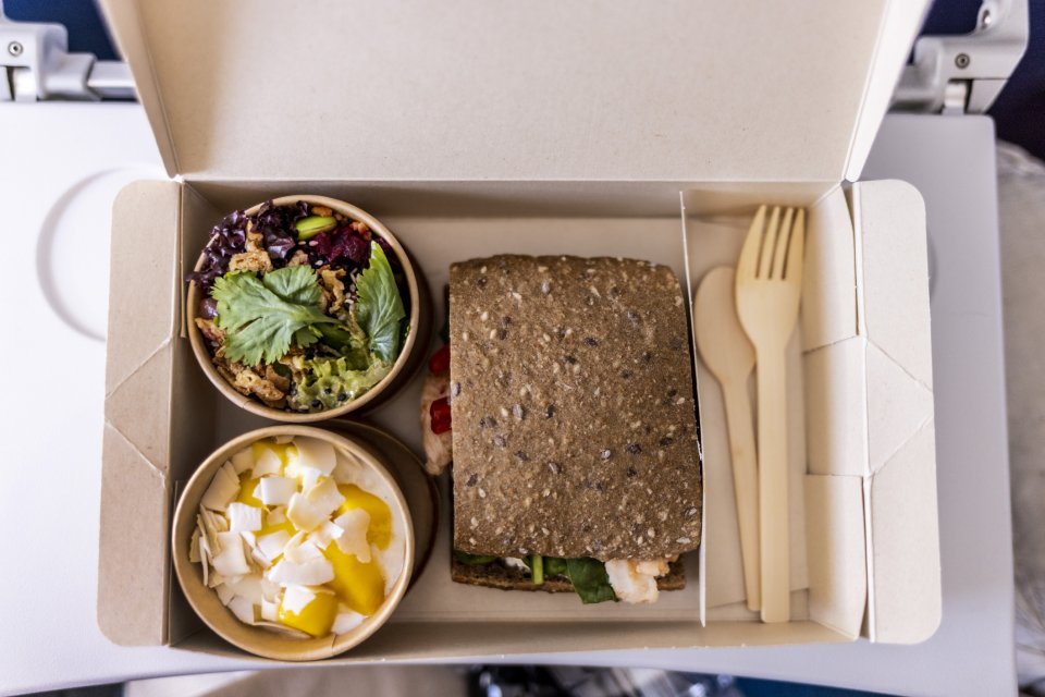 Zo overleef je een lange vlucht: zorg voor een gezonde maaltijd. Foto: Getty Images