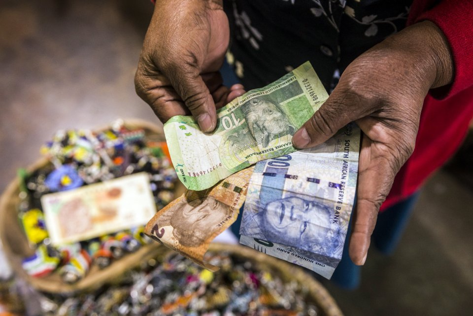 Fooi-etiquette in Afrika: geef fooi in lokale valuta en vermijd muntgeld