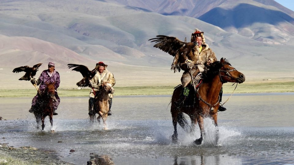 Mongolie Bajan Ogli waar traditionele Eagel Hunters hun kunsten tonen. Foto: Andre de rond