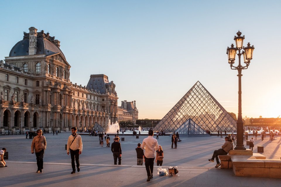 Op deze Europese bestemmingen zijn zakkenrollers het meest actief: Het Louvre – Parijs, Frankrijk. Foto: Getty Images