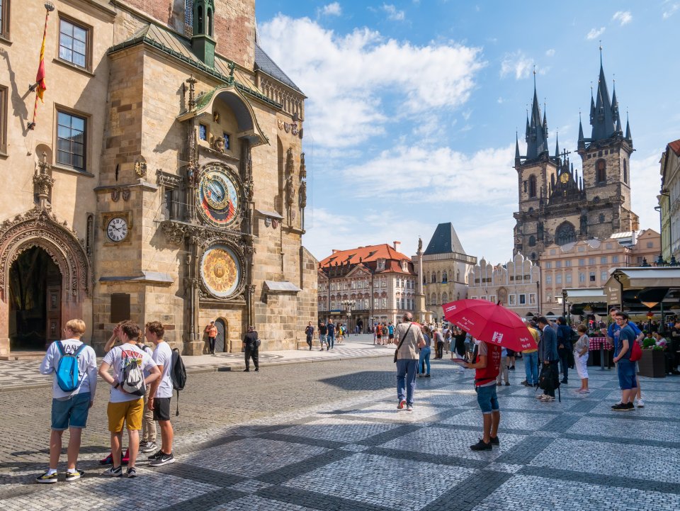 Op deze Europese bestemmingen zijn zakkenrollers het meest actief: Het Oude Stadsplein – Praag, Tsjechië. Foto: Getty Images