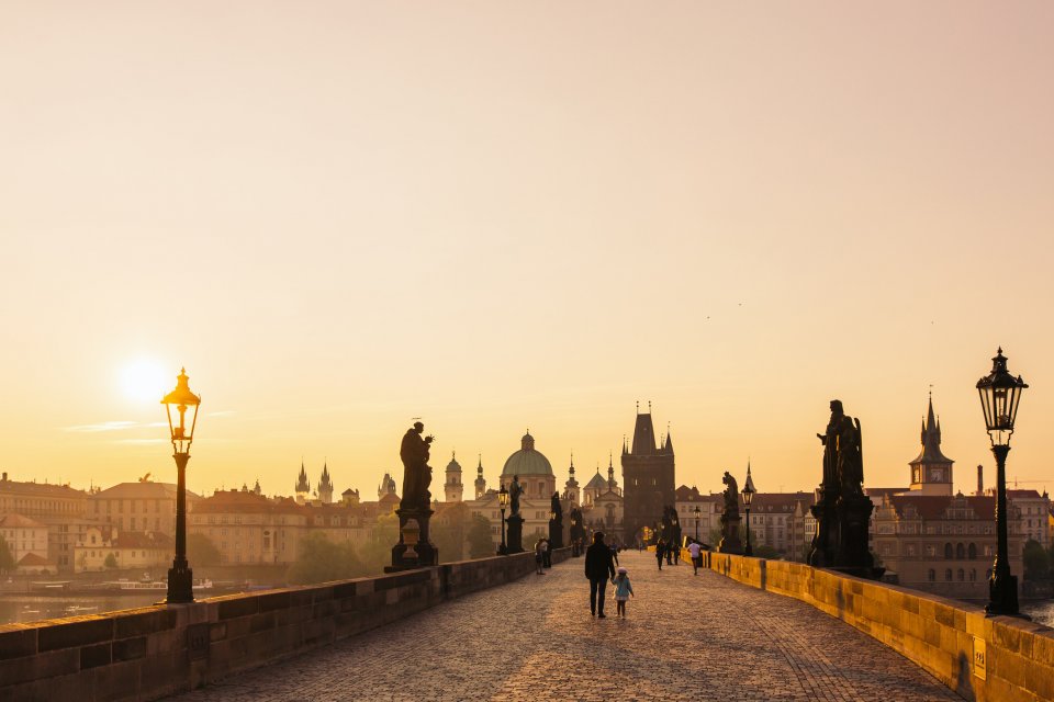 Op deze Europese bestemmingen zijn zakkenrollers het meest actief: Karelsbrug – Praag, Tsjechië. Foto: Getty Images
