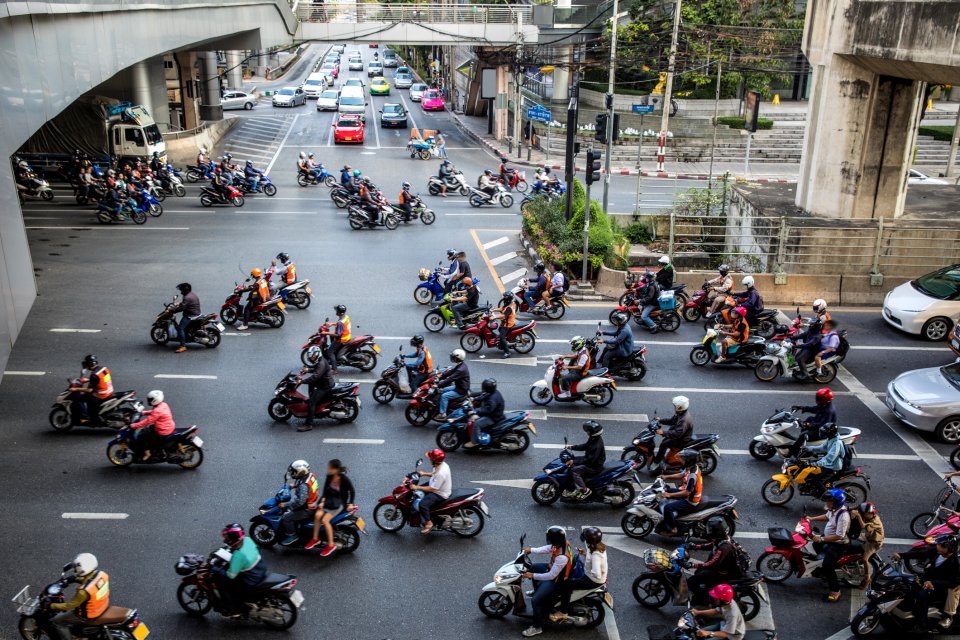 De motortjes scheuren langs het drukke verkeer van Bangkok. Foto: Getty Images