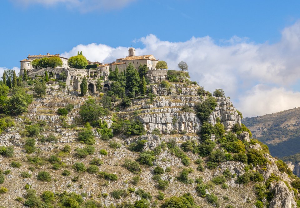 vanaf het hooggelegen dorp Gourdon is het uitzicht op de Middellandse Zee adembenemend. Foto: Getty Images