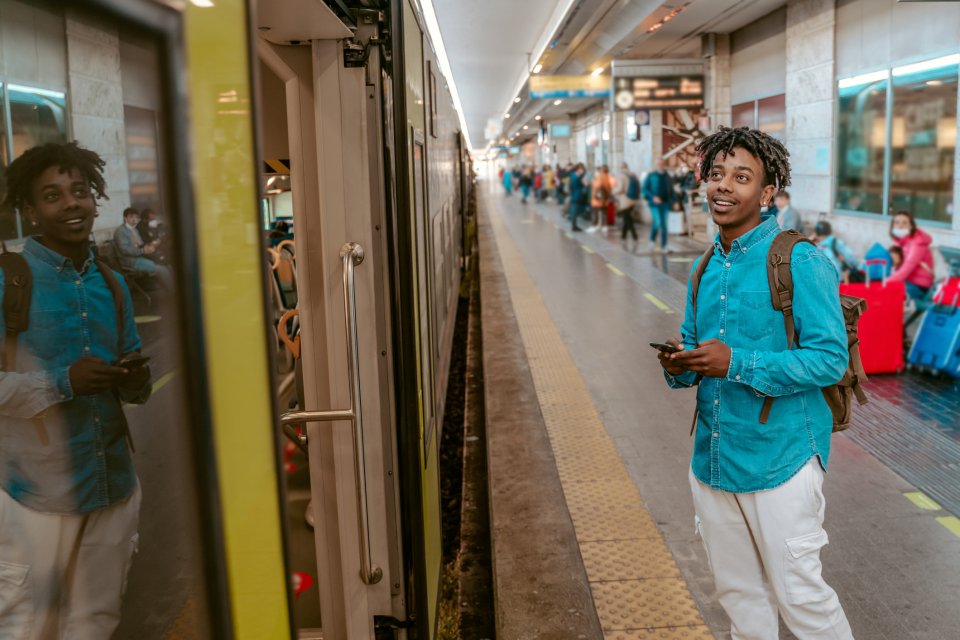 Zo bespaar je op een internationale treinreis: reis doordeweeks. Foto: Getty Images