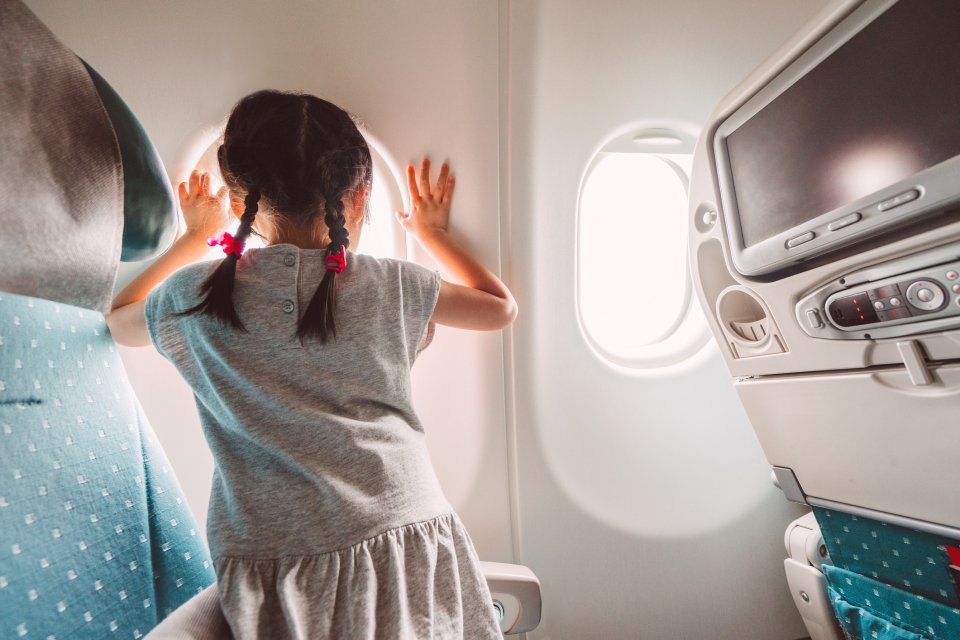 Je stoel, armleuning, raam en veiligheidsriem zijn bronnen van ziektekiemen in het vliegtuig. Foto: Getty Images