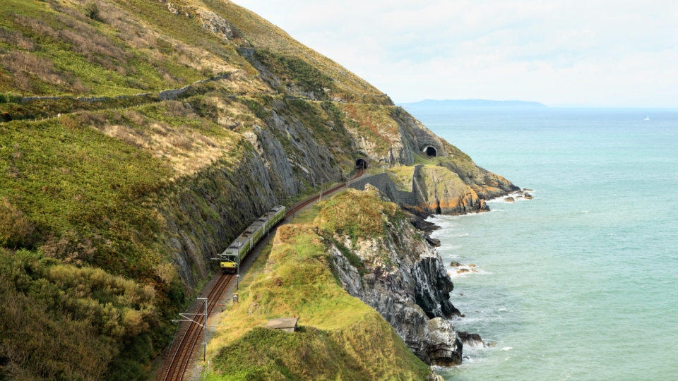 Over het Ierse platte met de trein. Langs pittoreske stadjes en kliffen. Foto: Getty Images