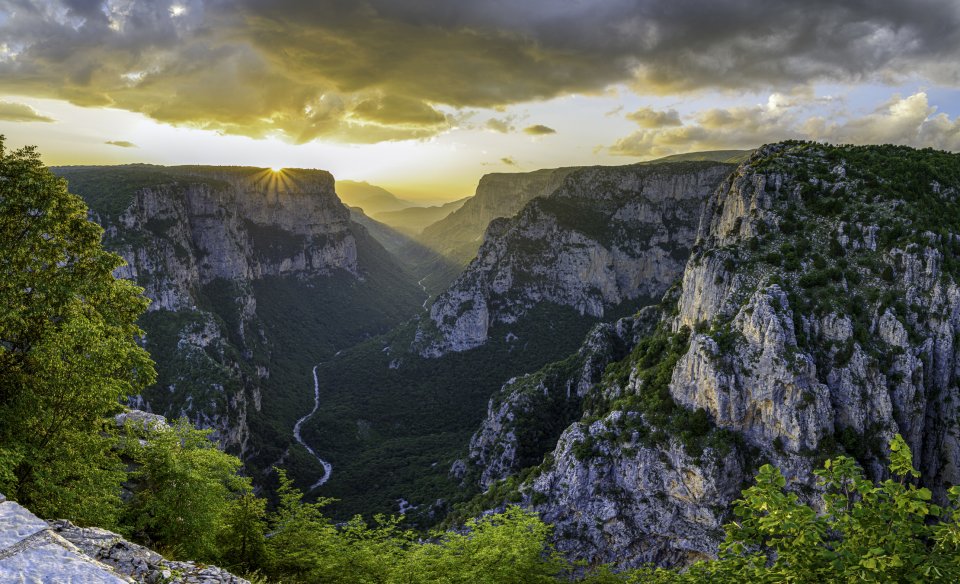 Tip voor de meivakantie: Vikoskloof in Griekenland. Foto: Getty Images