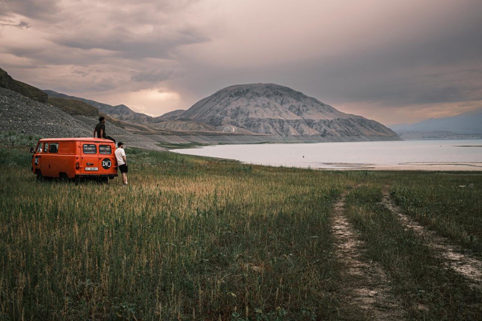 Tip voor de zomervakantie: maak een roadtrip door Kirgizië. Foto: Tim Bilman