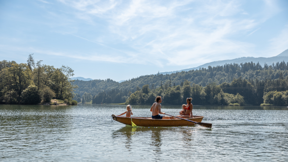 Ga samen bootjevaren en neem een duik in de warmste meren van Tirol. Foto: Johannes Sautner/ Alpbachtal Tourismus