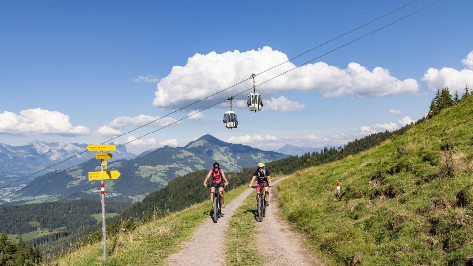 Neem je fiets mee in de kabelbaan in Wildschönau, Oostenrijk. Foto: Dabernig