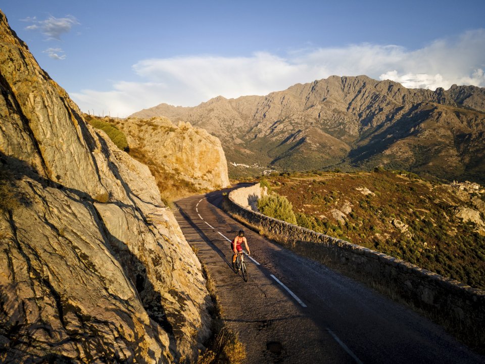 Mountainbiken op Corsica. Foto: getty images