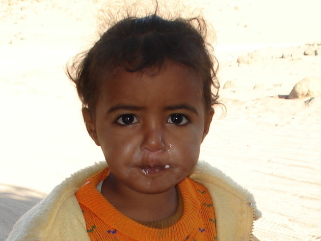 Bedoeinen meisje in de sinai woestijn.