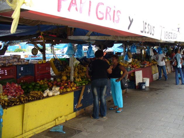 Groente en fruitmarkt in Punda
