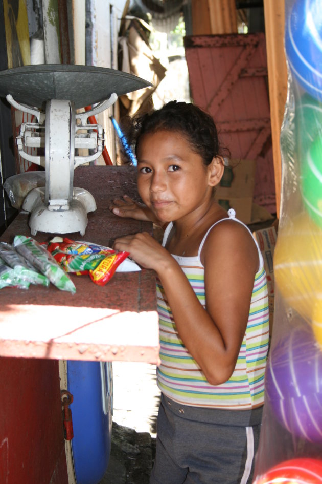 Meisje bij een winkeltje in Monterrico, Guatemala