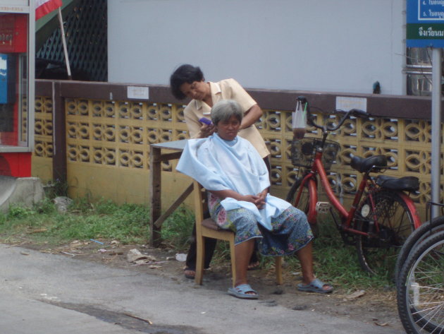 Naar de kapper in Bangkok