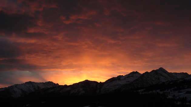 zonsondergang achter de bergen