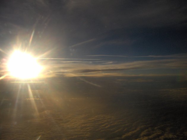De zon vanuit een vliegtuig 