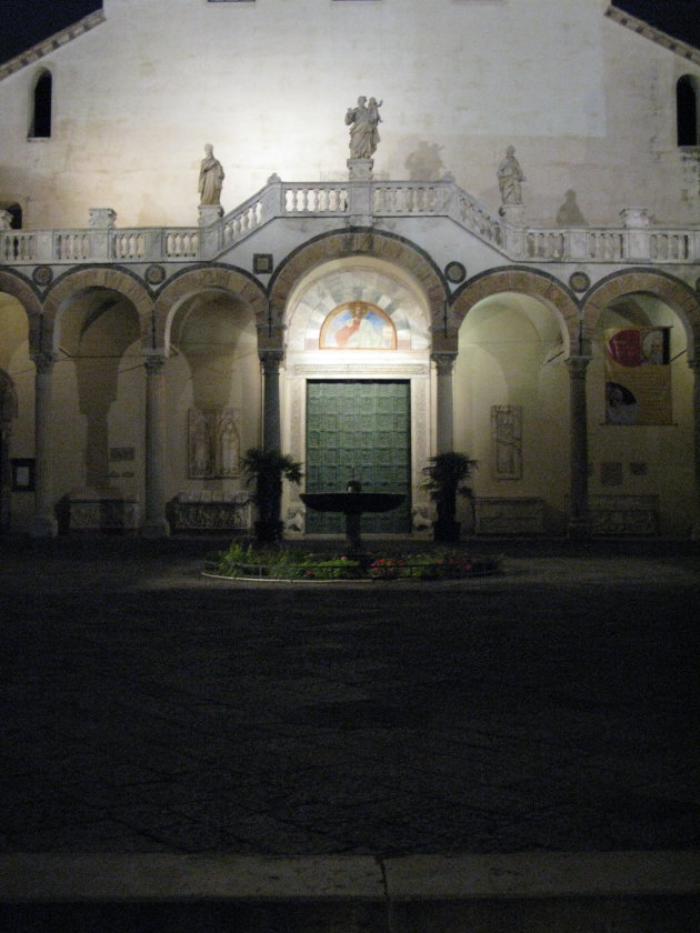 kerk Salerno in de avond