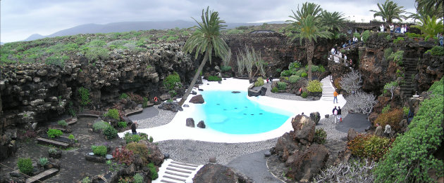 zwembad tussen lava