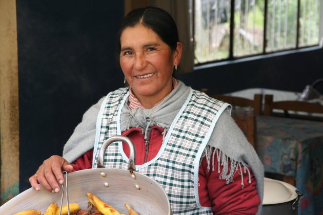 vrouw bereid aardappelgerecht